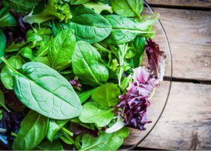 Czy sałatę można kroić nożem? foto