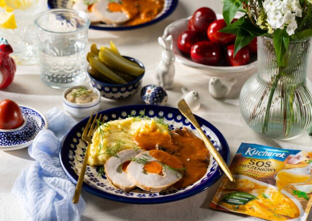 Fotografia przedstawiająca Wielkanocny schab nadziewany serem, marchewką i ogórkiem