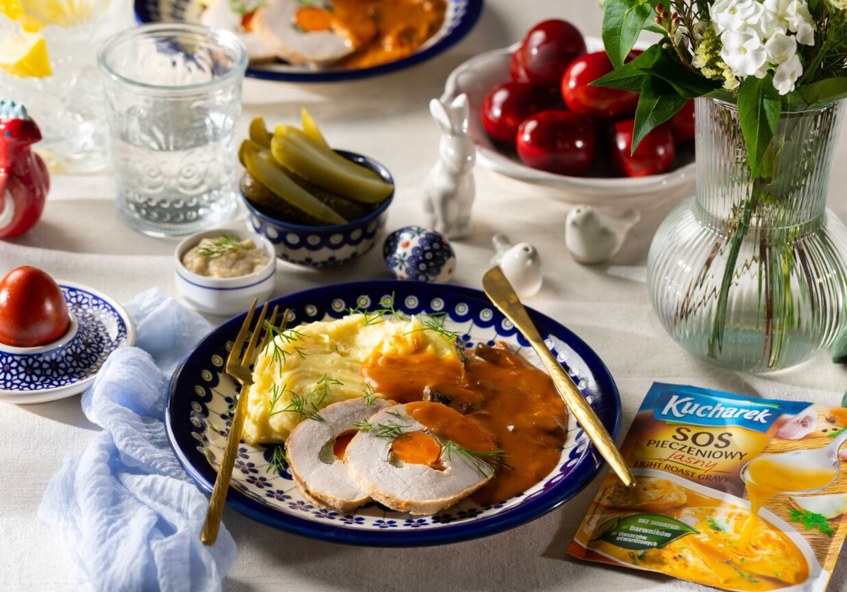 Wielkanocny schab nadziewany serem, marchewką i ogórkiem foto