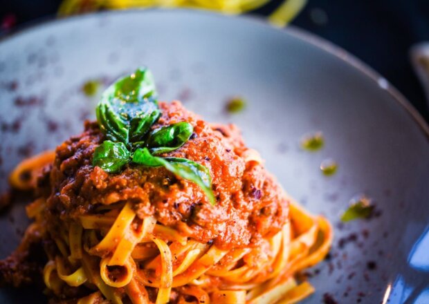 Jakie przyprawy do spaghetti? Poznaj prawdziwy sos bolognese!