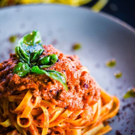Jakie przyprawy do spaghetti? Poznaj prawdziwy sos bolognese! foto