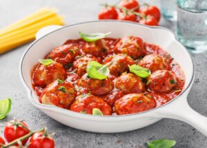 Jak zrobić pulpety w sosie pomidorowym?