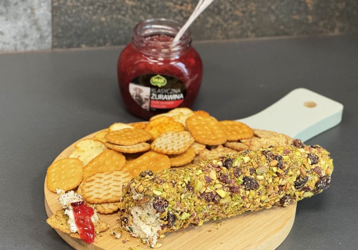 Serkowa rolada z pistacjami i żurawinką foto