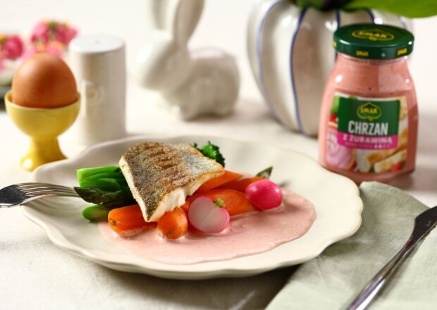 Fotografia przedstawiająca Filet z pstrąga w sosie chrzanowo-żurawinowym