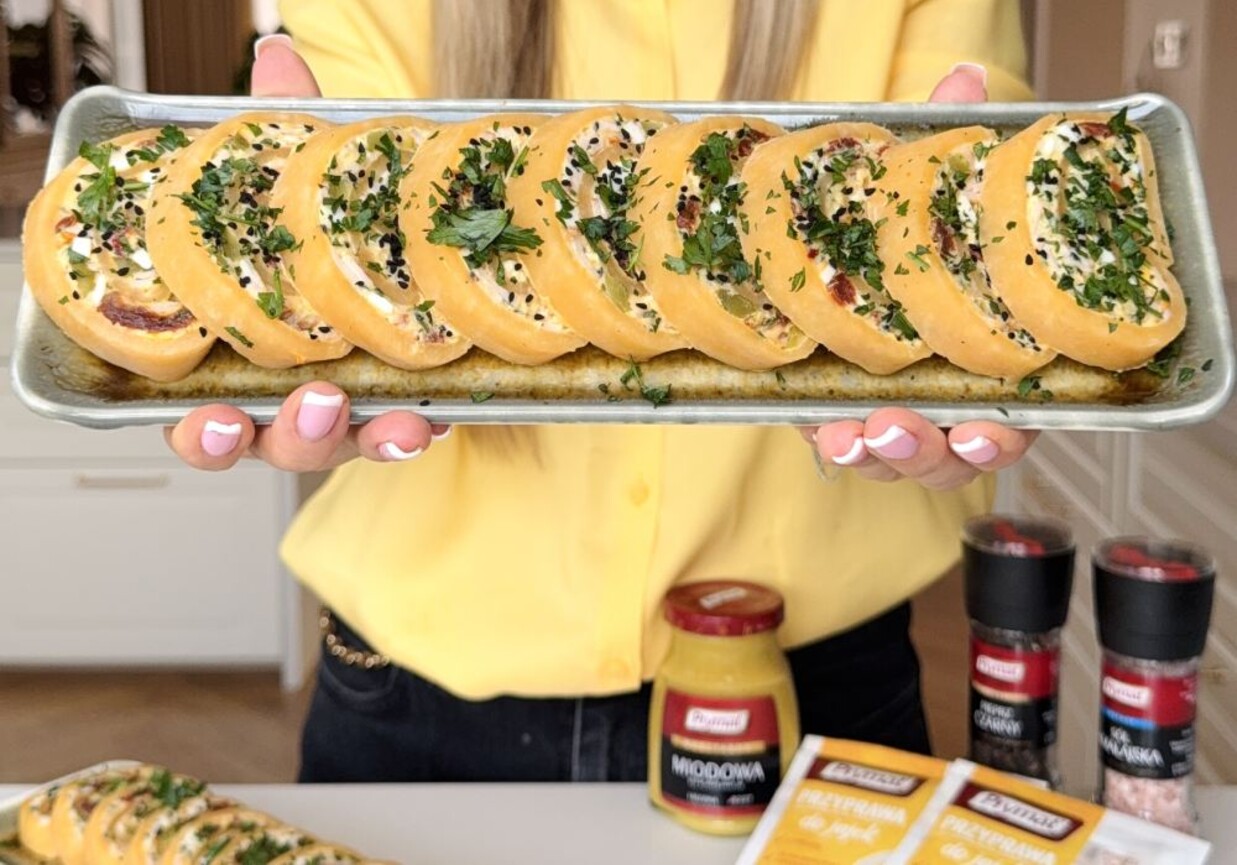 Rolada serowa z nadzieniem z serka topionego i jajek foto