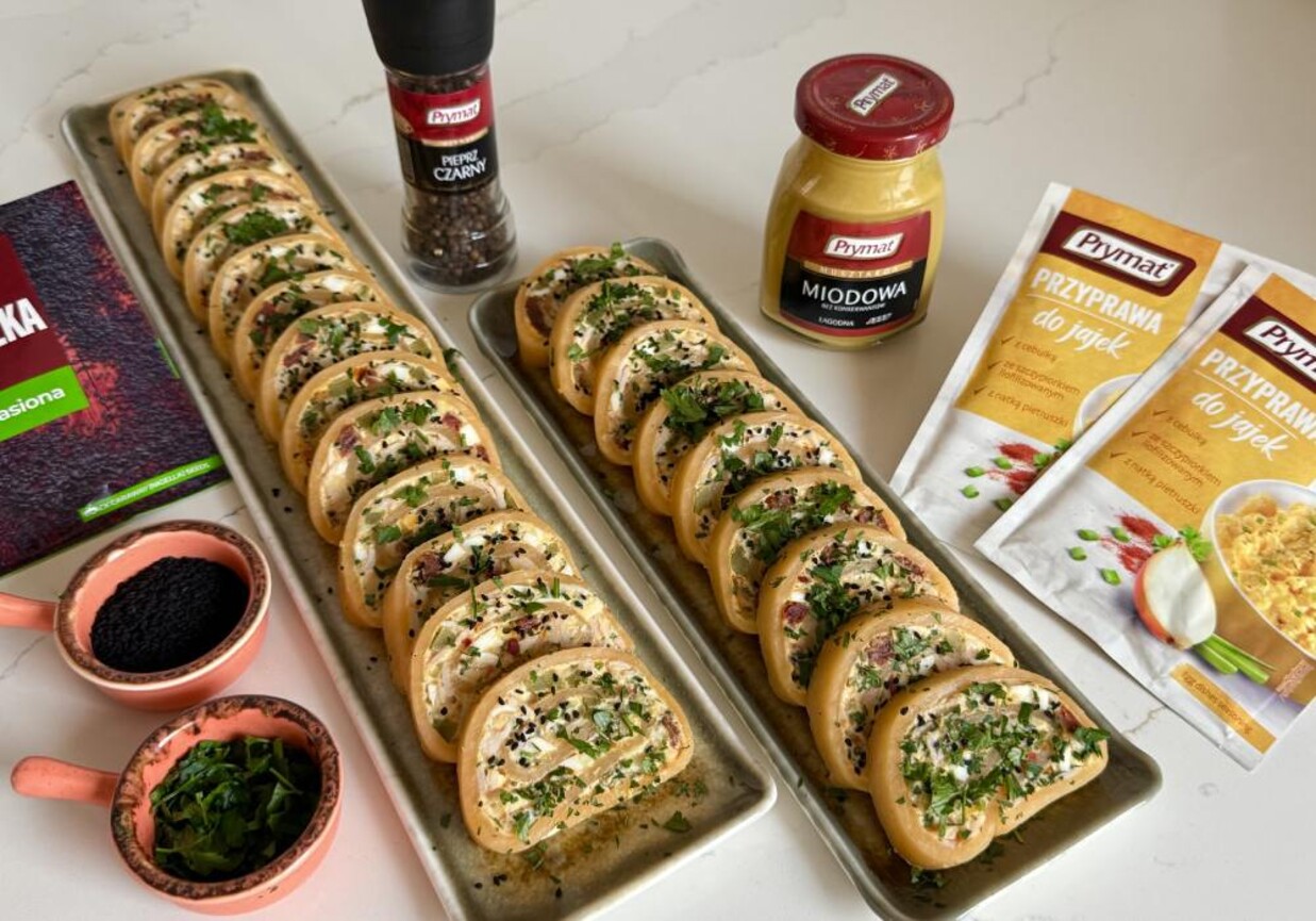 Rolada serowa z nadzieniem z serka topionego i jajek foto