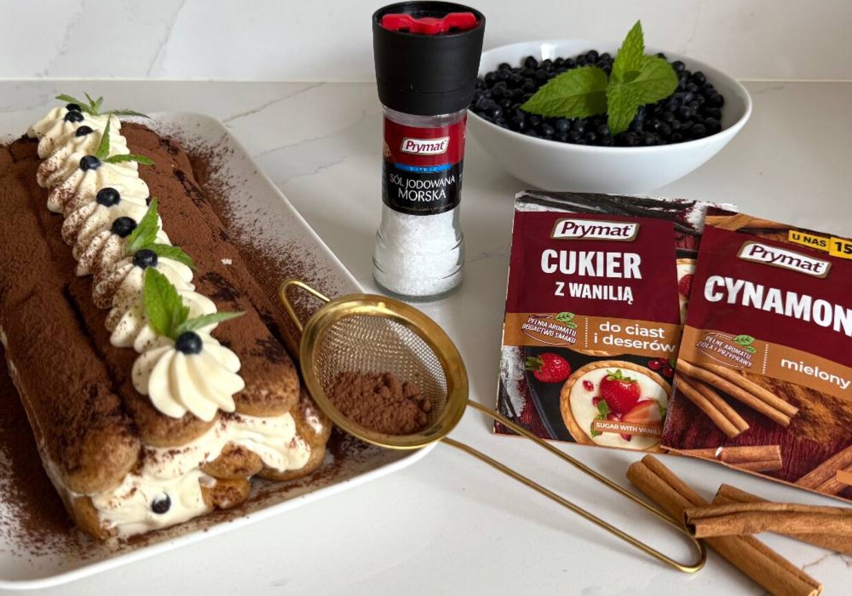 Rolada Tiramisu z jagodami leśnymi foto