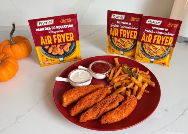 Fotografia przedstawiająca Nuggetsy w złocistej panierce z domowymi frytkami z Air Fryera