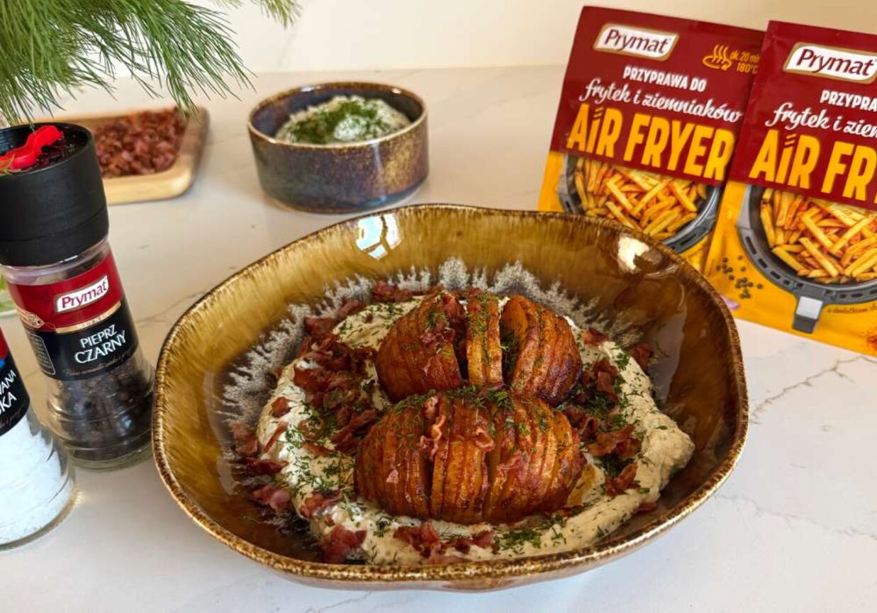 Ziemniaki Hasselback z air fryera z dipem z sera wędzonego z chrupiącym boczkiem foto