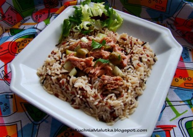Fotografia przedstawiająca 3 kolorowy ryż z tuńczykiem i oliwkami