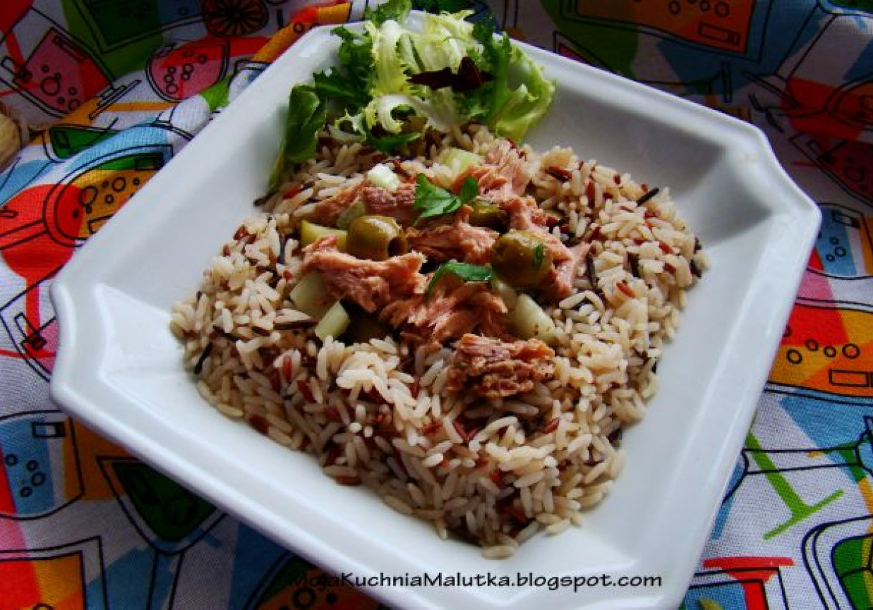 3 kolorowy ryż z tuńczykiem i oliwkami foto