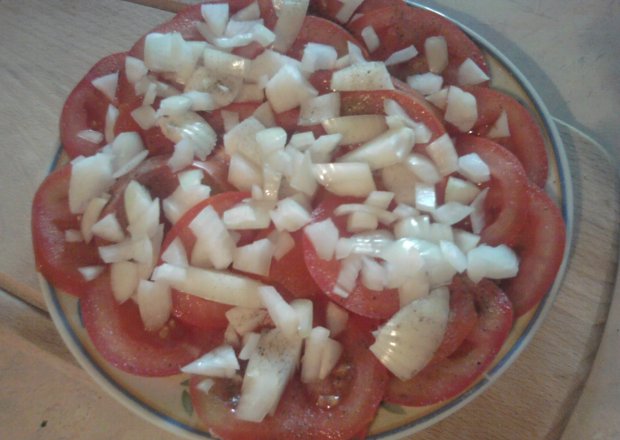 Fotografia przedstawiająca A\' la Carpaccio z pomidorów i cebuli