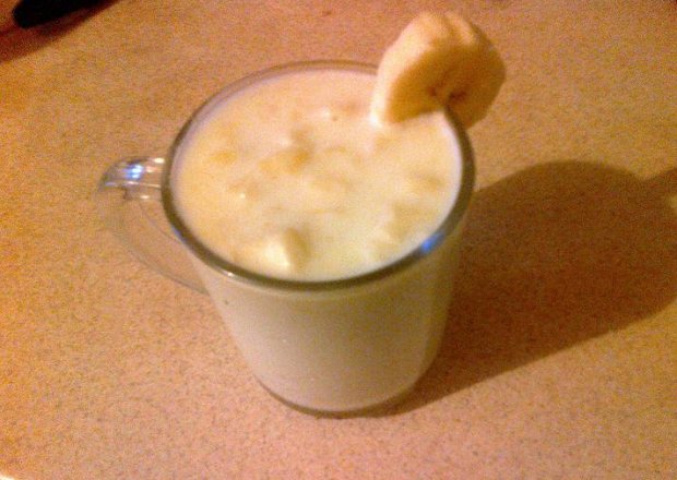 Fotografia przedstawiająca A la koktajl mleczno bananowy