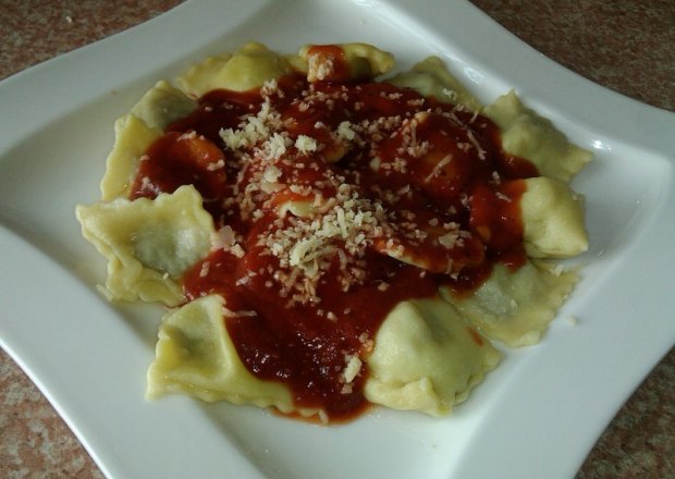 Fotografia przedstawiająca Agnolotti z mięsem w sosie pomidorowym