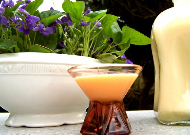 Fotografia przedstawiająca ajerkoniak na mleku kokosowym