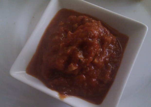 Fotografia przedstawiająca Ajwar czyli sos z papryki i bakłażanów