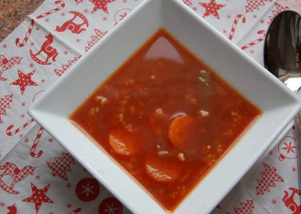 Fotografia przedstawiająca aksamitna pomidorowa na warzywach z brązowym ryżem