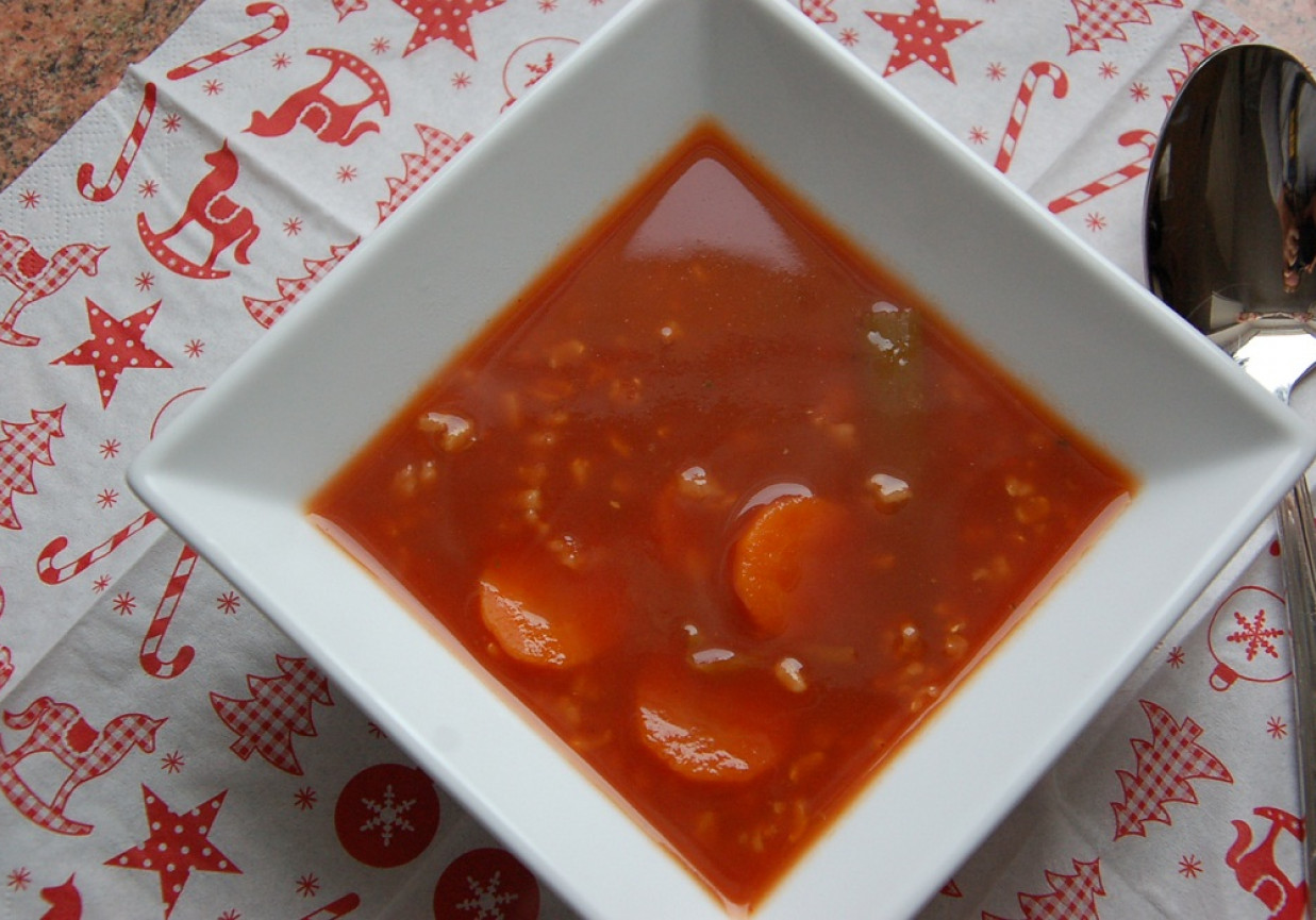 aksamitna pomidorowa na warzywach z brązowym ryżem foto