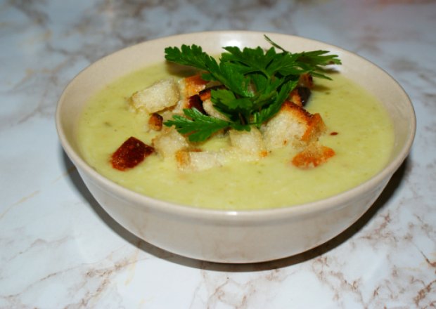 Fotografia przedstawiająca Aksamitna zupa krem z cukini z nutą curry
