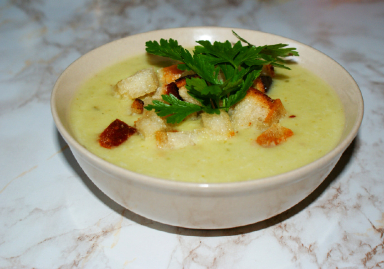 Aksamitna zupa krem z cukini z nutą curry foto