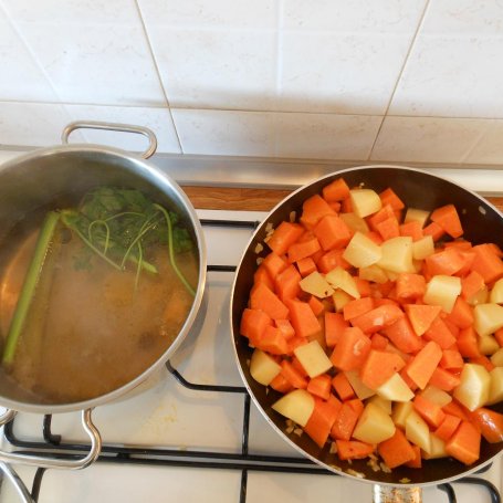 Krok 2 - Aksamitna zupa krem z dyni i ziemniaków foto