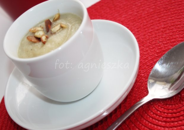Fotografia przedstawiająca Aksamitna zupa krem z selera z pestkami dyni