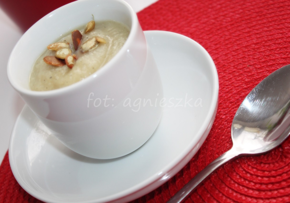 Aksamitna zupa krem z selera z pestkami dyni foto