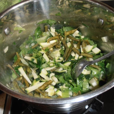 Krok 2 - Aksamitna zupa z bobu, sałaty i fasolki szparagowej foto