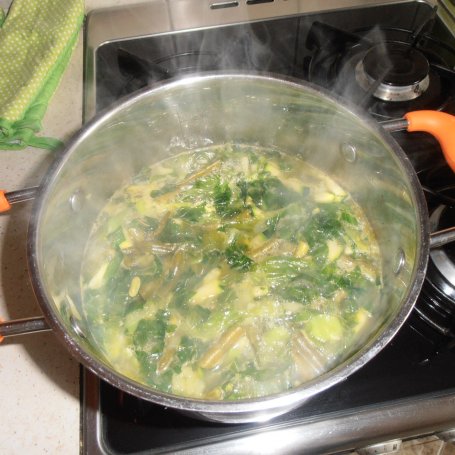 Krok 3 - Aksamitna zupa z bobu, sałaty i fasolki szparagowej foto