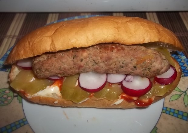 Fotografia przedstawiająca A'la hot-dogi z mięsem mielonym