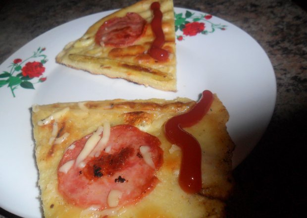 Fotografia przedstawiająca a'la pizza z fasolką i szynką