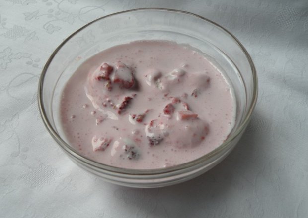 Fotografia przedstawiająca A,la shake truskawkowy w wersji deserowej