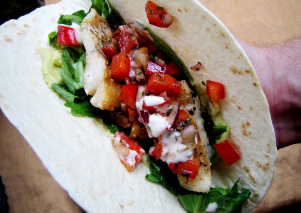 Fotografia przedstawiająca a'la tacos z pieczoną rybą