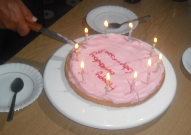 Fotografia przedstawiająca Ala tort truskawkowy czyli biszkopt z kremem truskawkowym