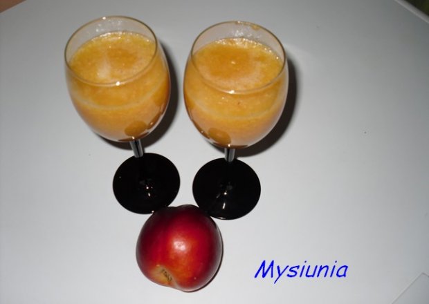 Fotografia przedstawiająca Alkoholowy napój z brzoskwiniami