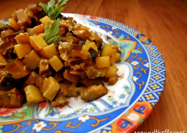 Fotografia przedstawiająca aloo baigan tarkari, curry z ziemniaków i bakłażana