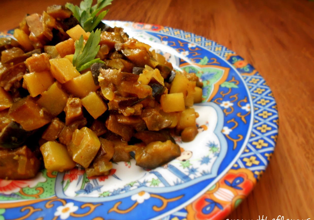 aloo baigan tarkari, curry z ziemniaków i bakłażana  foto