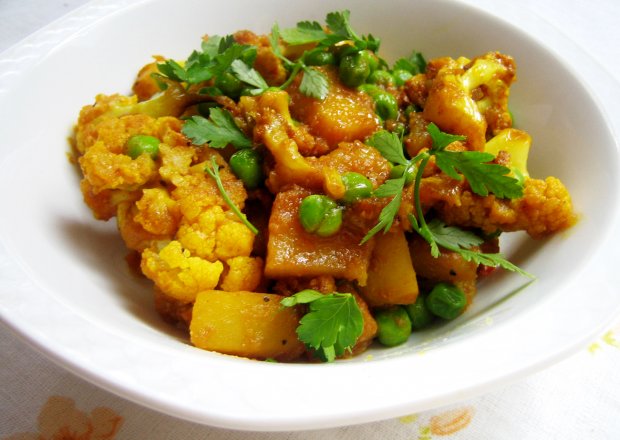 Fotografia przedstawiająca aloo gobi- czyli kalafior i ziemniak po indyjsku