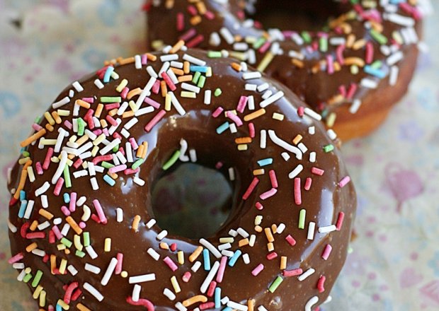 Fotografia przedstawiająca Amerykańskie doughnuts – pączki z dziurką