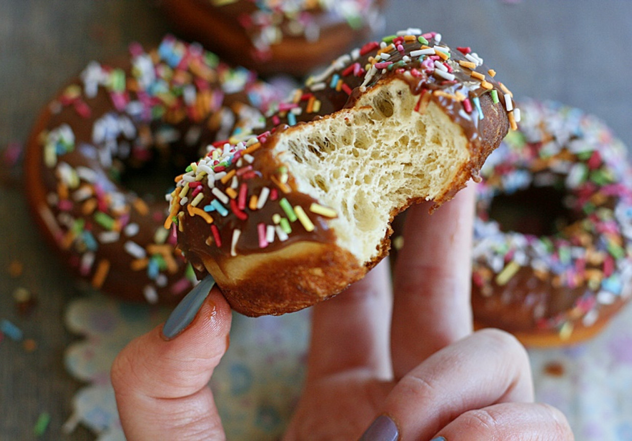 Amerykańskie doughnuts – pączki z dziurką foto
