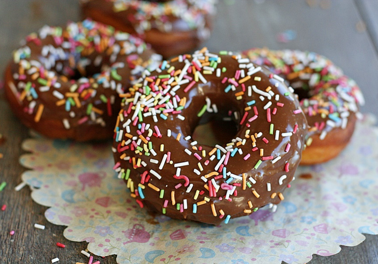 Amerykańskie doughnuts – pączki z dziurką foto