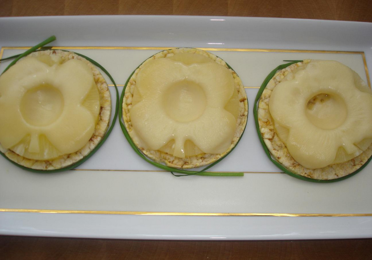 Ananas i ser na wafelku foto