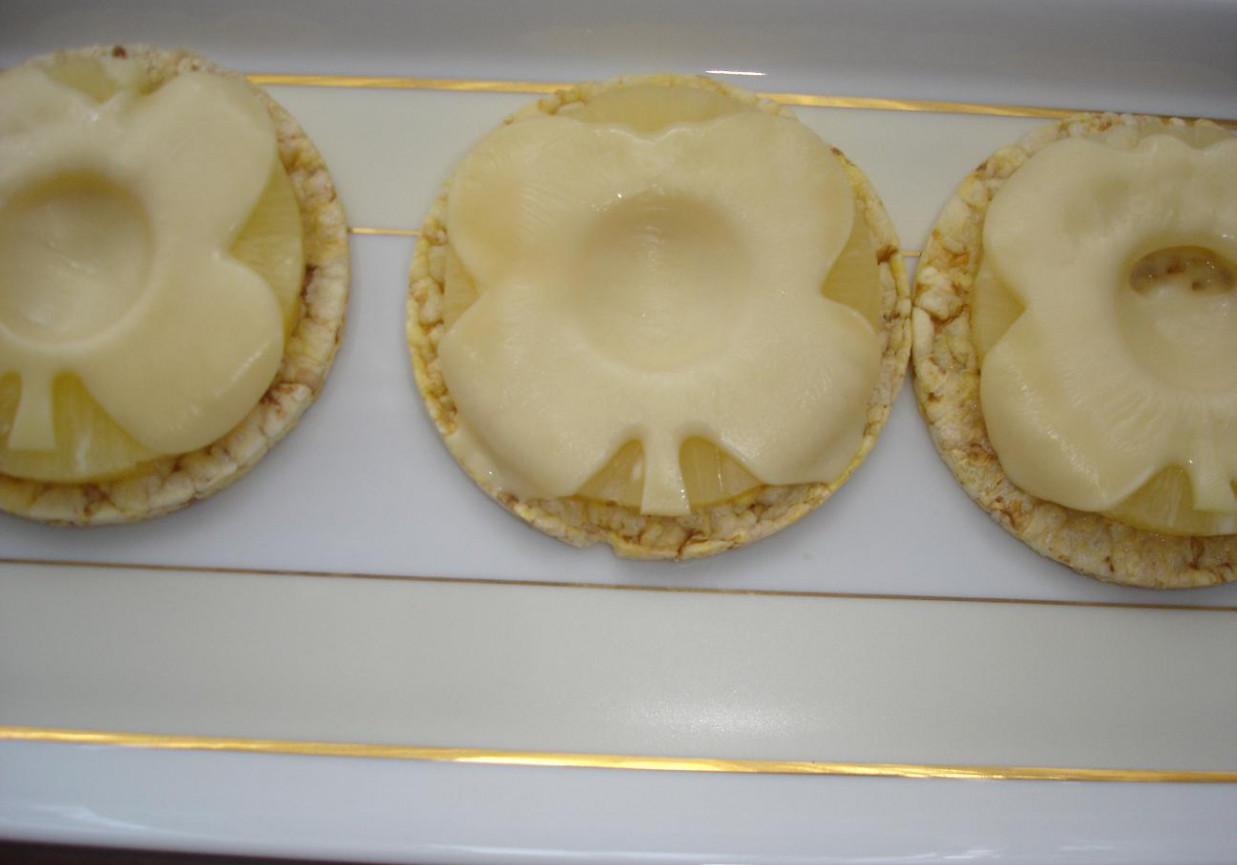 Ananas i ser na wafelku foto