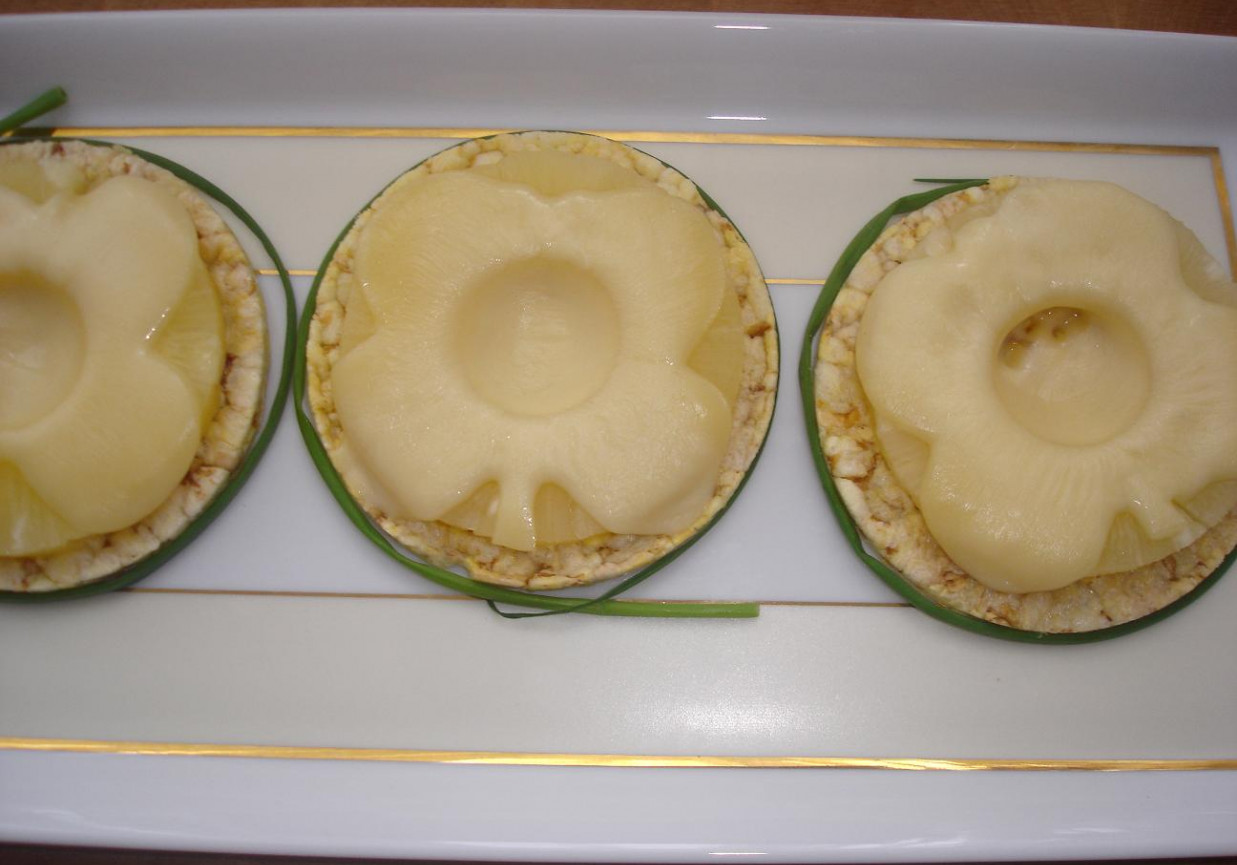 Ananas i ser na wafelku foto