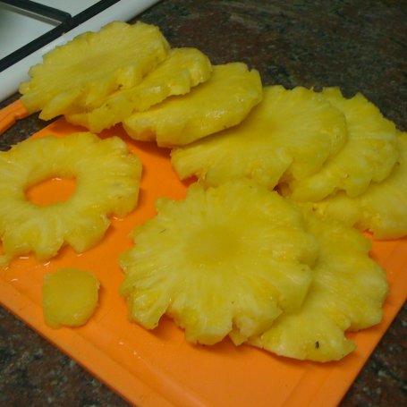 Krok 3 - Ananas smażony w cukrze z bitą śmietaną i świeżymi figami foto