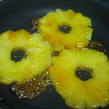 Krok 4 - Ananas smażony w cukrze z bitą śmietaną i świeżymi figami foto