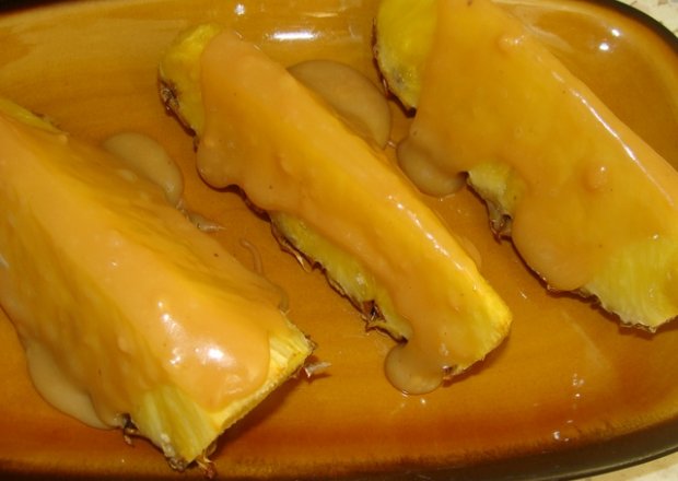 Fotografia przedstawiająca Ananas w sosie krówkowym