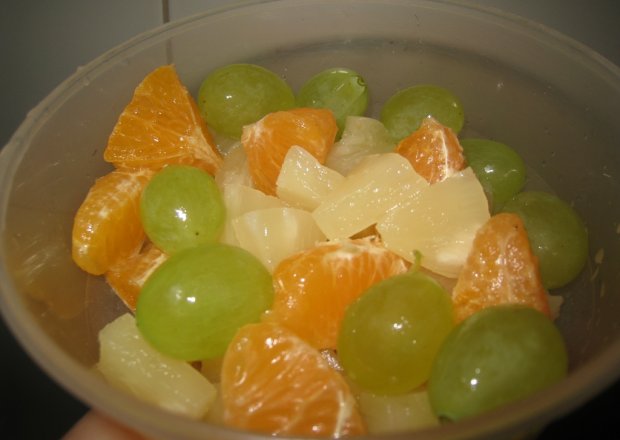 Fotografia przedstawiająca Ananas z winogronami i pomarańczami