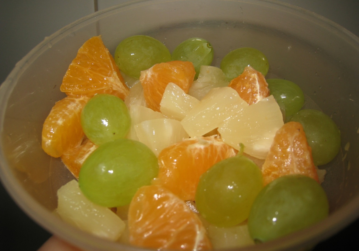 Ananas z winogronami i pomarańczami foto