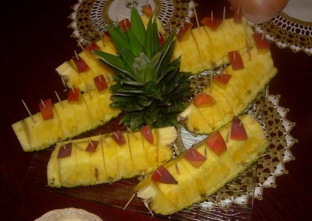 Fotografia przedstawiająca ananasowe łódeczki